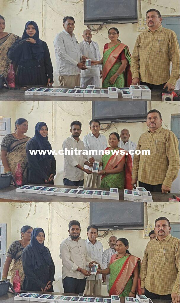 అంగన్వాడీ టీచర్లకు స్మార్ట్ ఫోన్ల పంపిణీ