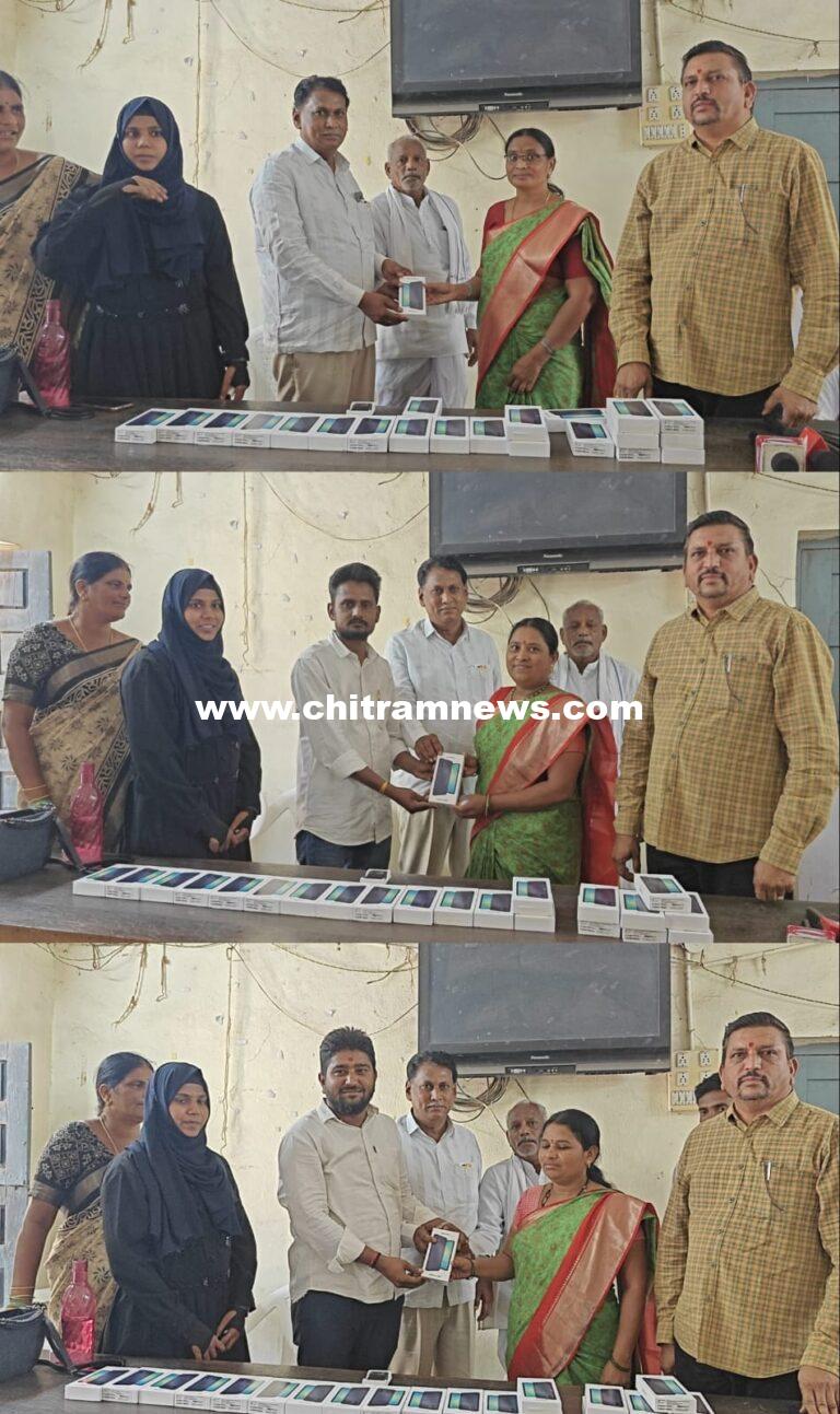 అంగన్వాడీ టీచర్లకు స్మార్ట్ ఫోన్ల పంపిణీ