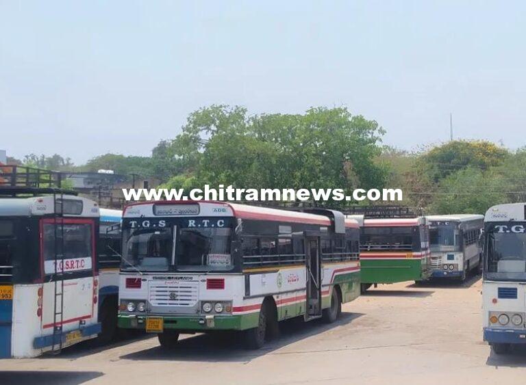 ఆర్టీసీ సమ్మెతో ఎక్కడికక్కడ నిలిచిపోయిన బస్సులు: ప్రయాణికులకు తీవ్ర ఇబ్బందులు