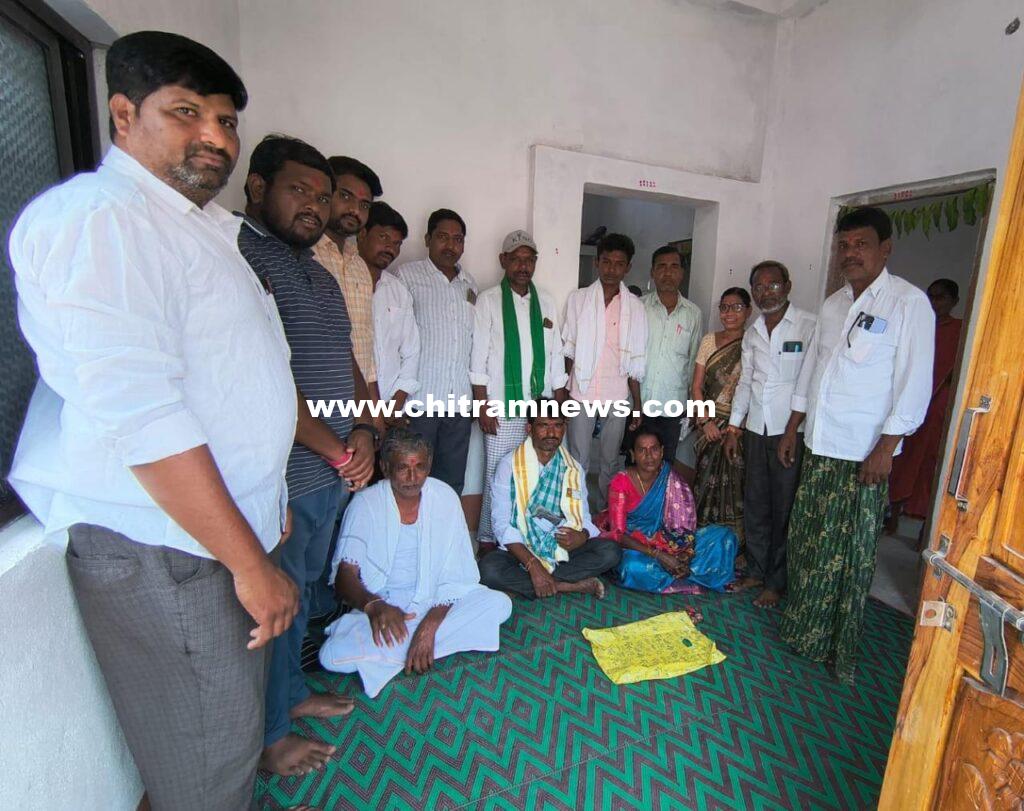 భాది గ్రామంలో ఘనంగా ఇందిరమ్మ ఇళ్ళ గృహప్రవేశం: లబ్ధిదారులకు ‘సారె’ పెట్టిన సర్పంచ్ దంపతులు