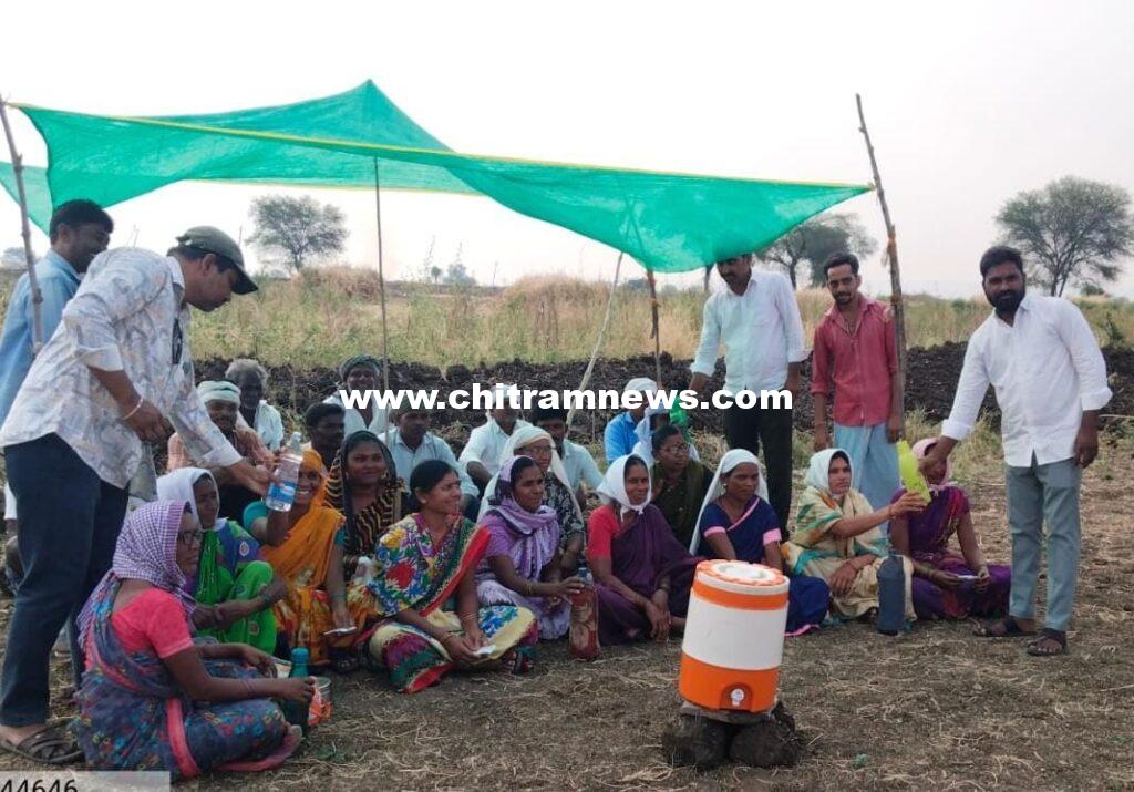 ఉపాధి కూలీలకు సర్పంచ్ అనిల్ బాసట: తాగునీరు, ఓఆర్ఎస్ పంపిణీ