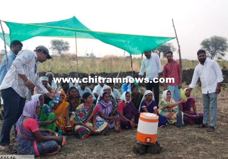 ఉపాధి కూలీలకు సర్పంచ్ అనిల్ బాసట: తాగునీరు, ఓఆర్ఎస్ పంపిణీ
