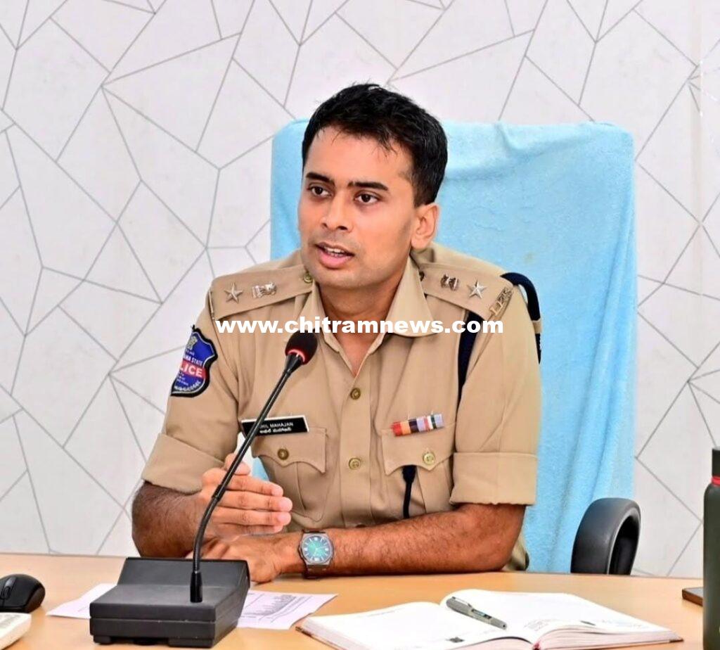 ఆదిలాబాద్‌లో అక్రమ వడ్డీ వ్యాపారులపై పోలీసుల మెరుపు దాడులు: భారీగా పత్రాలు సీజ్