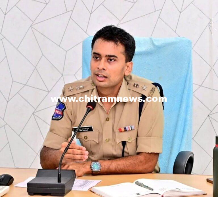 ఆదిలాబాద్‌లో అక్రమ వడ్డీ వ్యాపారులపై పోలీసుల మెరుపు దాడులు: భారీగా పత్రాలు సీజ్