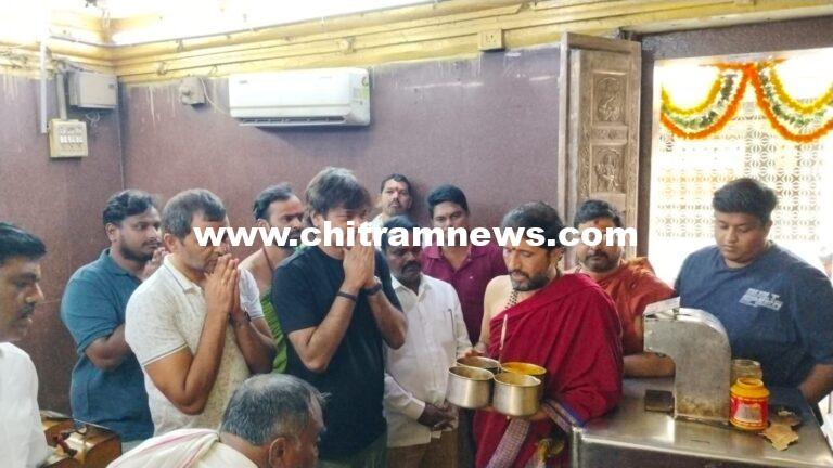 బాసర అమ్మవారి ఆలయంలో ప్రముఖ దర్శకుడు హరీష్ శంకర్ పూజలు