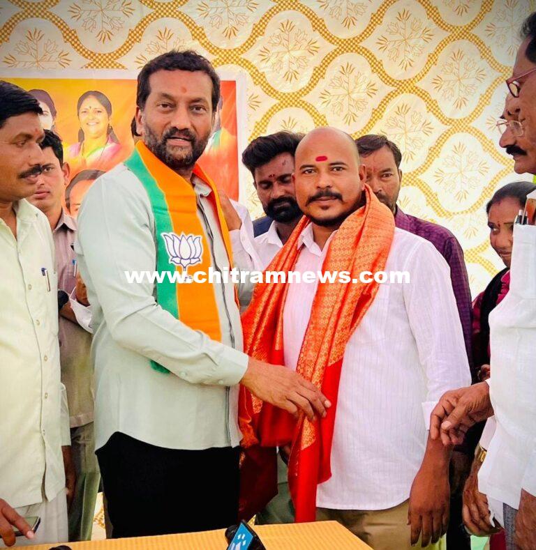 బీజేపీ రాష్ట్ర సోషల్ మీడియా కో-కన్వీనర్‌ సాయితేజను అభినందించిన మెదక్ ఎంపీ రఘునందన్ రావు