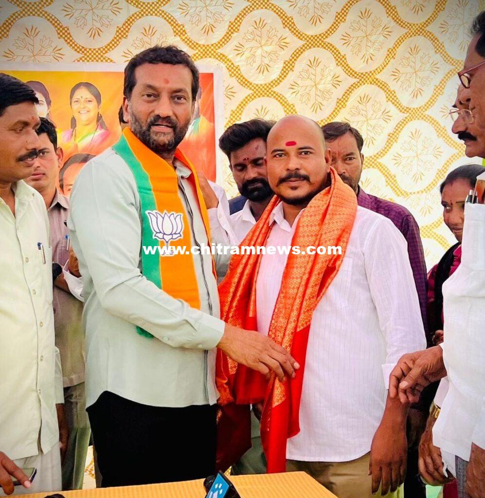 బీజేపీ రాష్ట్ర సోషల్ మీడియా కో-కన్వీనర్‌ సాయితేజను అభినందించిన మెదక్ ఎంపీ రఘునందన్ రావు