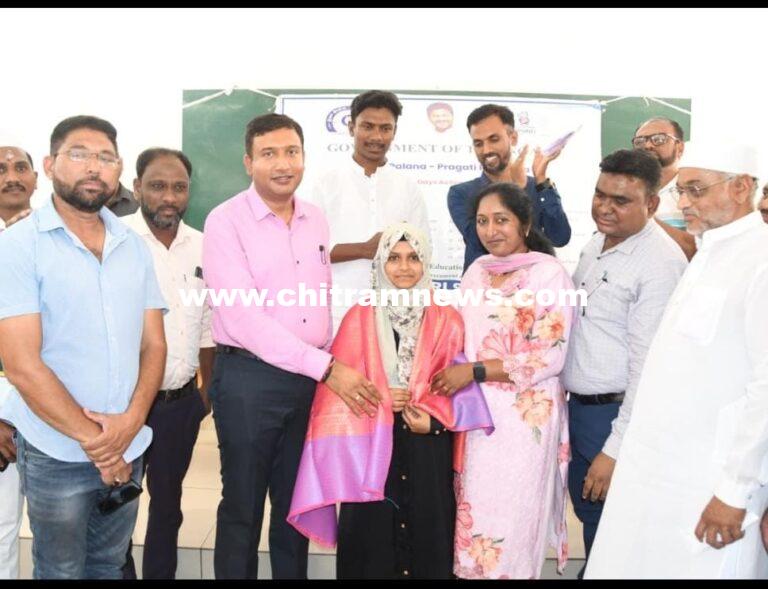 ఇంటర్మీడియట్ ఫలితాల్లో అద్భుత ప్రతిభ కనబరిచిన మైనార్టీ గురుకుల విద్యార్ధులకు కలెక్టర్ రాజర్షి షా ఘన సన్మానం