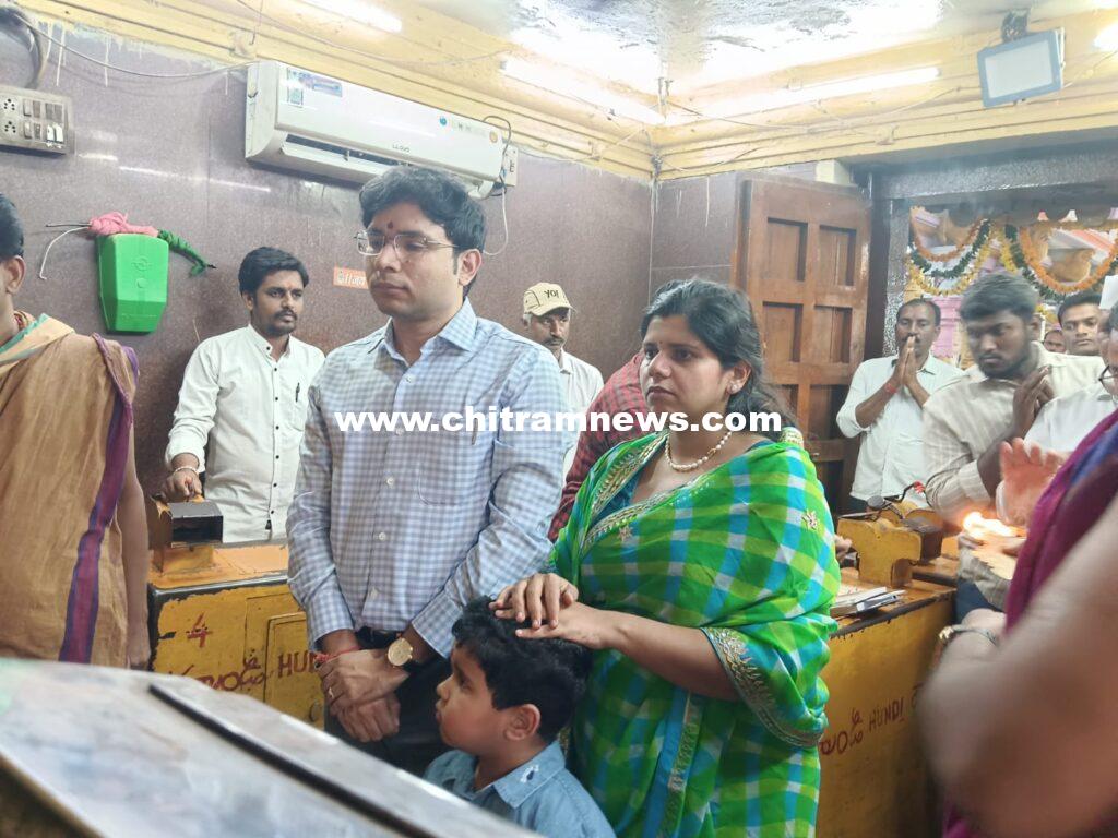 బాసర శ్రీ జ్ఞాన సరస్వతి అమ్మవారిని దర్శించుకున్న కలెక్టర్ భవేశ్ మిశ్రా దంపతులు