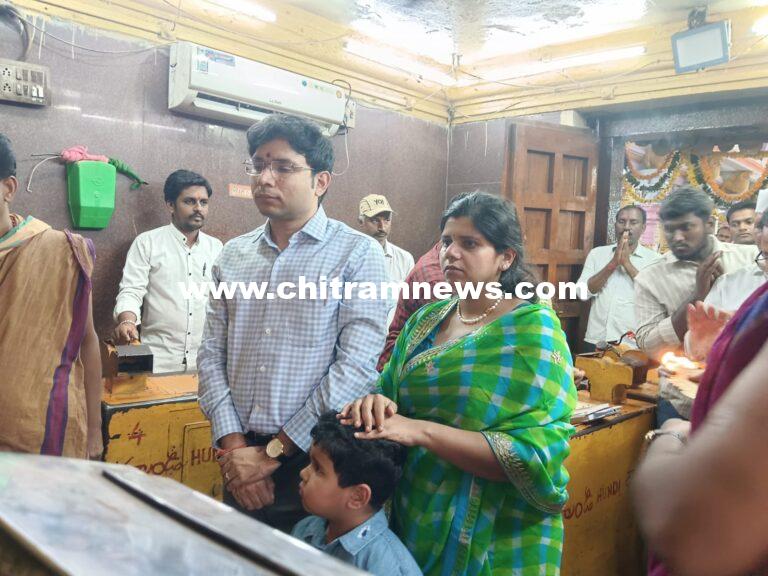 బాసర శ్రీ జ్ఞాన సరస్వతి అమ్మవారిని దర్శించుకున్న కలెక్టర్ భవేశ్ మిశ్రా దంపతులు