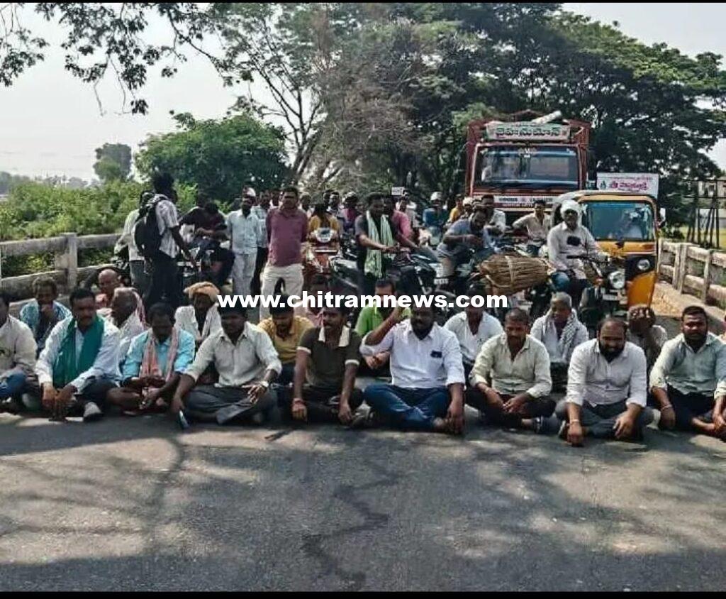 కొనుగోలు కేంద్రాలు ప్రారంభించాలని రైతుల రాస్తారోకో