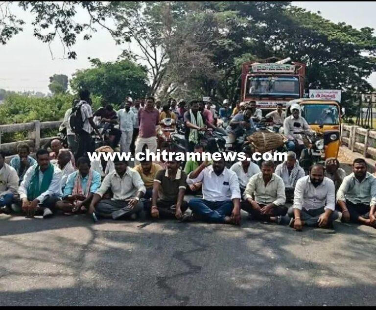 కొనుగోలు కేంద్రాలు ప్రారంభించాలని రైతుల రాస్తారోకో