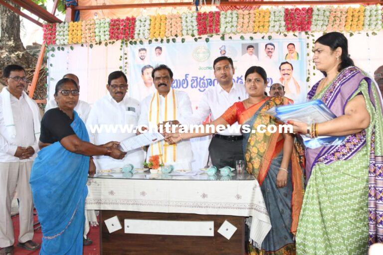 రాంపూర్ (టి)లో డబుల్ బెడ్‌రూమ్ ఇళ్ల పట్టాల పంపిణీ: పాల్గొన్న ఎమ్మెల్యే పాయల్ శంకర్, కలెక్టర్ రాజర్షి షా
