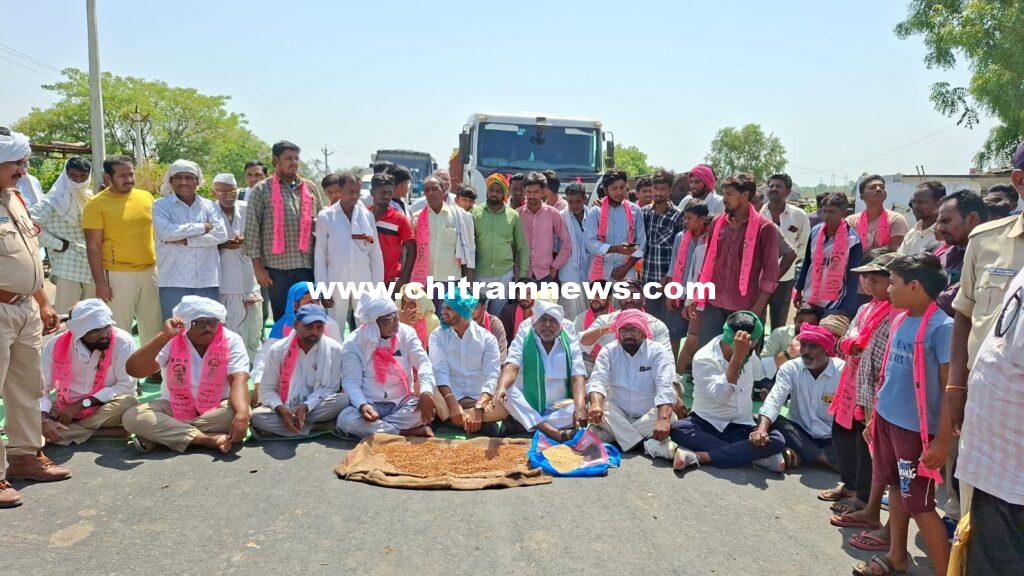 జొన్న,శనగ పంటలు కొనుగోలు చేయాలని జాతీయ రహదారిపై రైతుల ధర్నా
