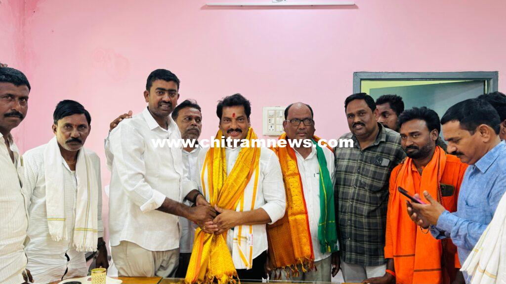 ఆదిలాబాద్ మార్కెట్ కమిటీ చైర్మన్‌గా బోరంచు శ్రీకాంత్ రెడ్డి బాధ్యతల స్వీకారణ 