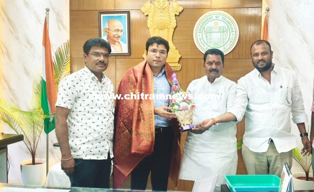 నిర్మల్ కలెక్టర్ భవేష్ మిశ్రాను కలిసిన భైంసా మార్కెట్ ఛైర్మన్ సిందే ఆనంద్ రావు పటేల్ 