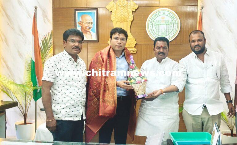 నిర్మల్ కలెక్టర్ భవేష్ మిశ్రాను కలిసిన భైంసా మార్కెట్ ఛైర్మన్ సిందే ఆనంద్ రావు పటేల్ 