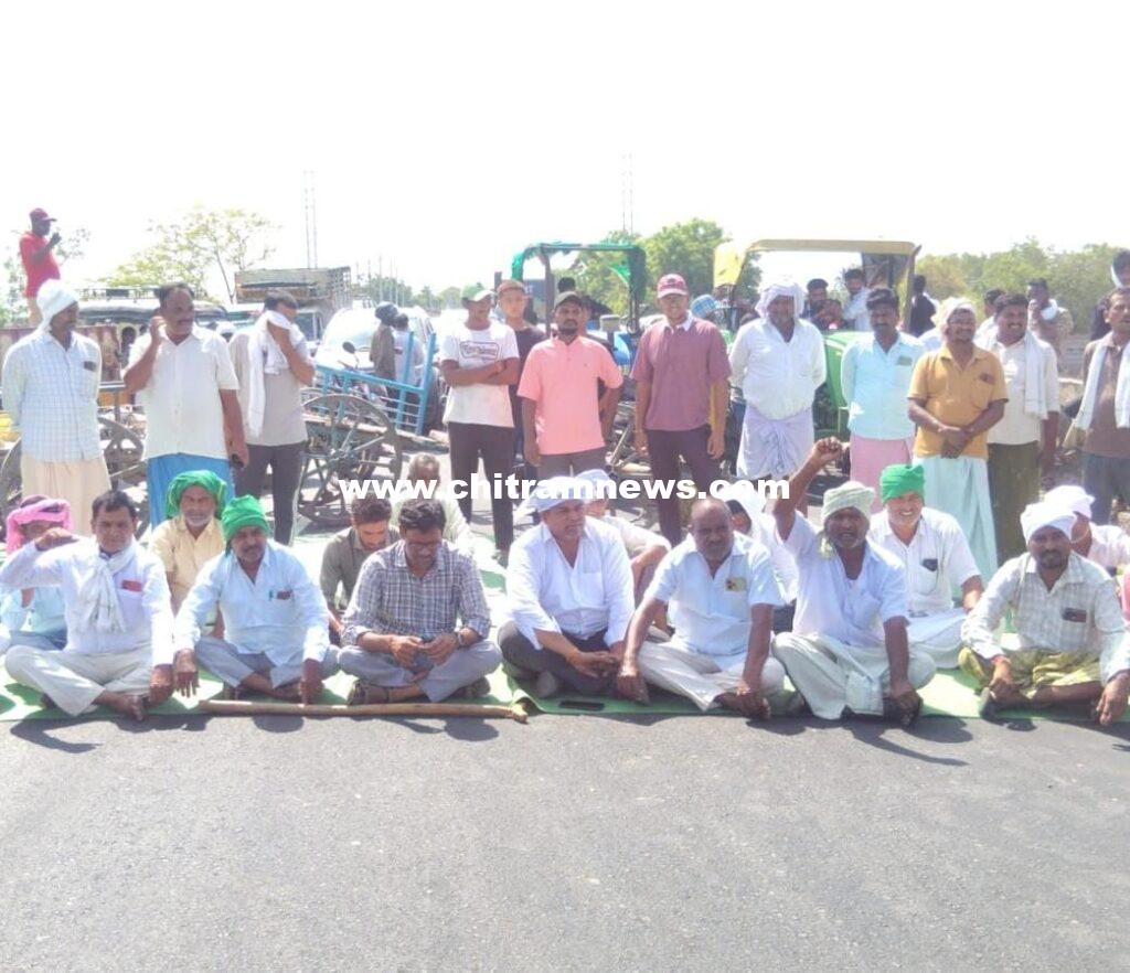 జొన్నలు కొనుగోలు చేయాలని జాతీయ రహదారిపై బీఆర్ఎస్, రైతుల ధర్నా