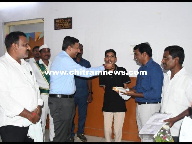 వైకల్యంపై గెలిచిన పట్టుదల: రెండు చేతులు లేకున్నా పదో తరగతిలో సత్తా చాటిన సాయి చరణ్