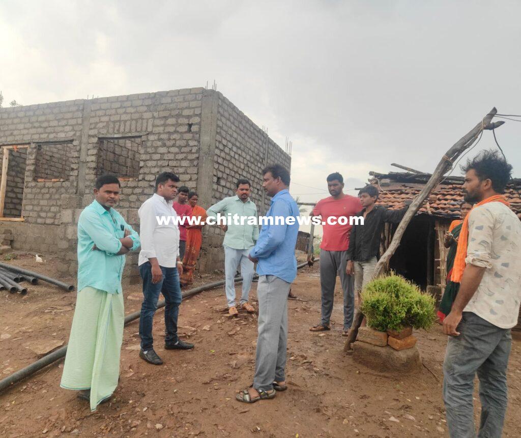 బెల్లూరిలో ఇందిరమ్మ ఇండ్ల నిర్మాణ పనులను పరిశీలించిన ఎంపీడీఓ సుధీర్ కుమార్