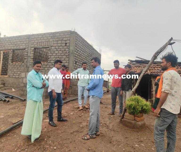 బెల్లూరిలో ఇందిరమ్మ ఇండ్ల నిర్మాణ పనులను పరిశీలించిన ఎంపీడీఓ సుధీర్ కుమార్