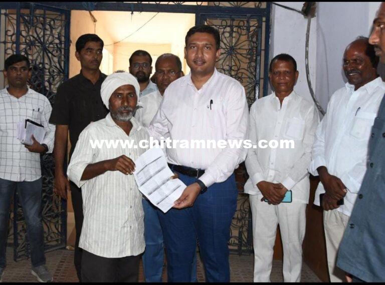 కలెక్టర్ చొరవ: గిరిజన రైతు దశాబ్దాల భూ సమస్యకు మోక్షం
