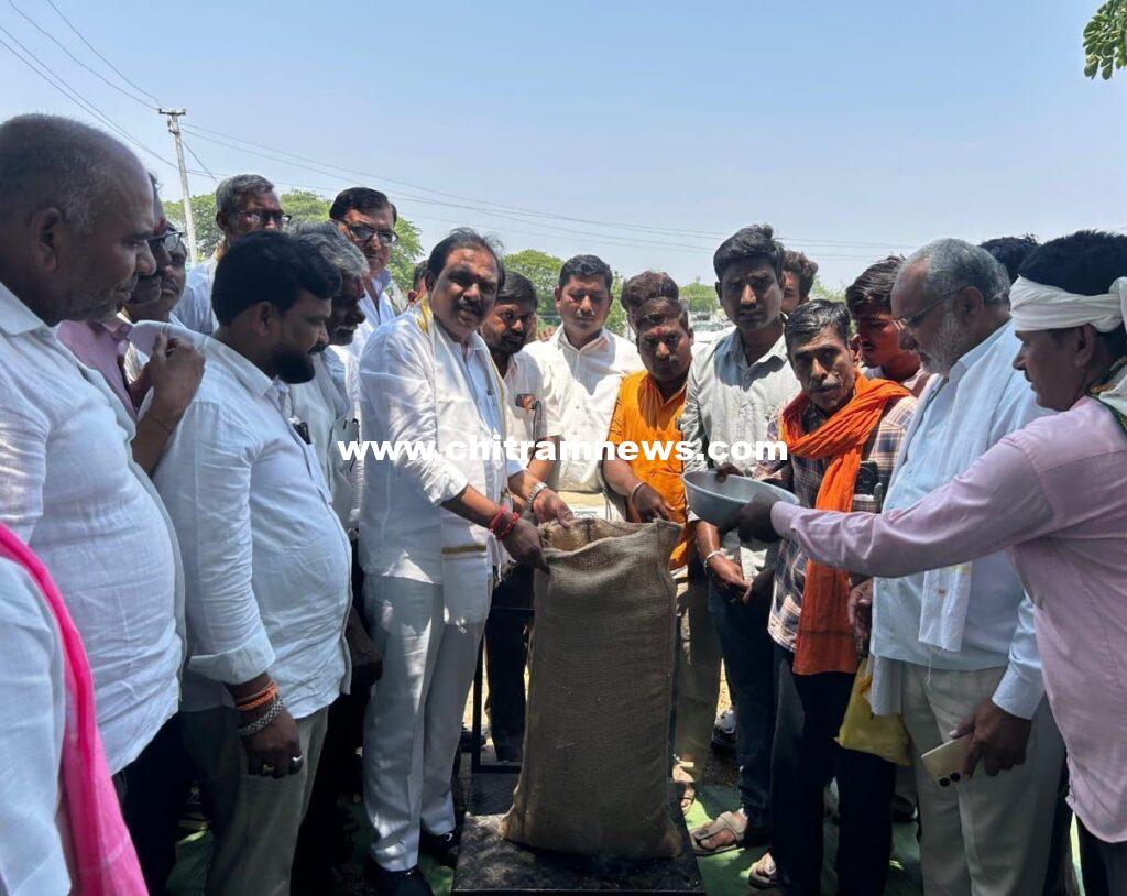 బేలలో జొన్న కొనుగోలు కేంద్రాన్ని ప్రారంభించిన ఎమ్మెల్యే పాయల్ శంకర్