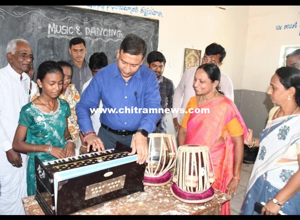 యాపల్‌గూడ పీఎంశ్రీ పాఠశాలలో విద్యా వారోత్సవాలు: తబలా, హార్మోనియం వాయించిన కలెక్టర్ రాజర్షి షా