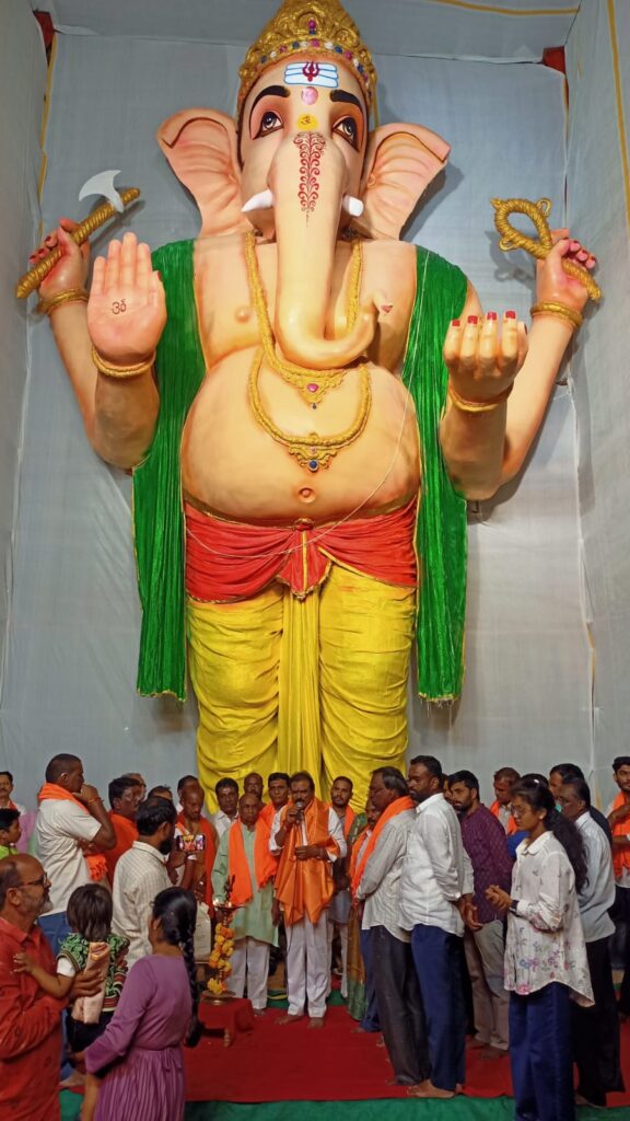 ఆదిలాబాద్ లో 52 అడుగుల భారీ గణనాథుడు 