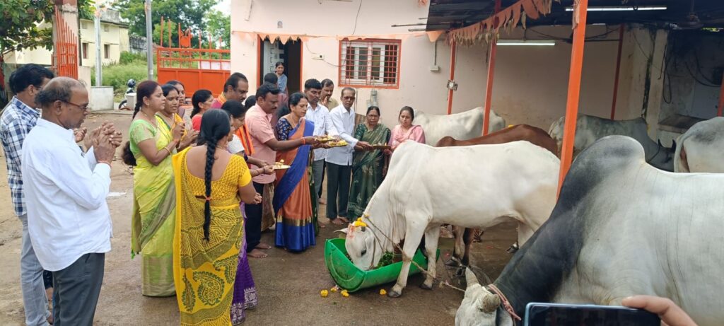 భైంసాలో గోమాతలకు ఘనంగా మహిళల హారతి  