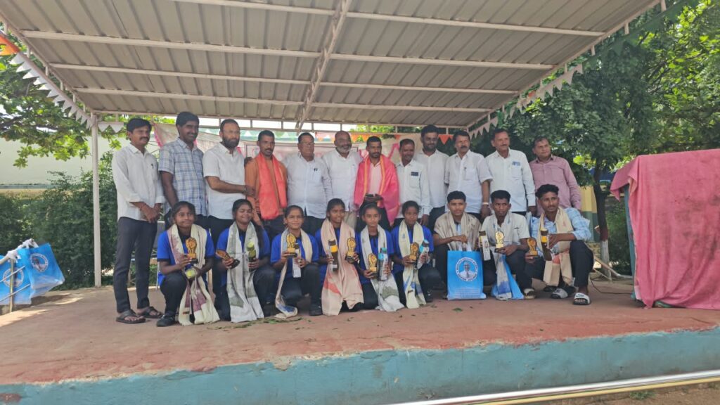 హాకీ శిక్షణకు ఎంపికైన బరంపూర్ విద్యార్థినులకు ఘన సన్మానం