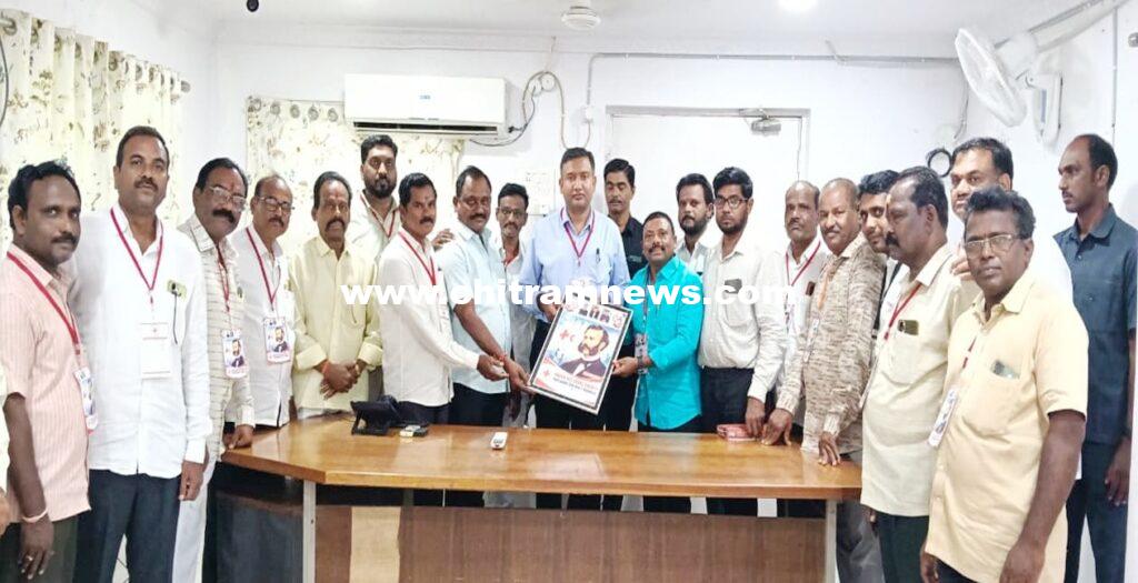 రెడ్ క్రాస్ జీవితకాల సభ్యులకు గుర్తింపు కార్డుల పంపిణీ – కలెక్టర్ రాజర్షి షా