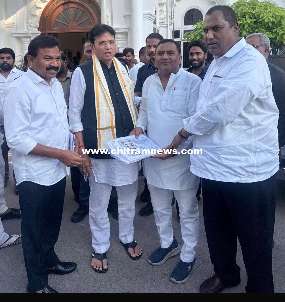 ఆదిలాబాద్ ఎస్పీ అఖిల్ మహాజన్‌కు మంత్రుల అభినందనలు