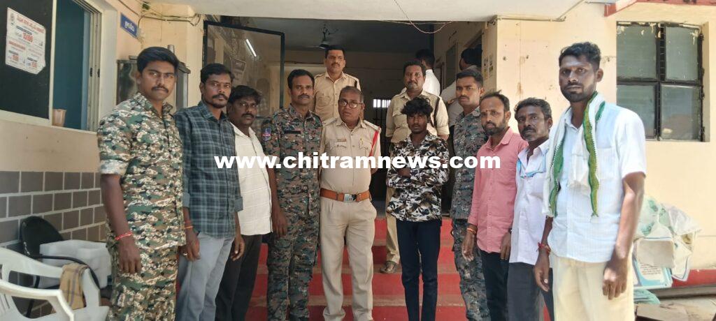 బాసర గోదావరి నది బ్రిడ్జిపై యువకుడు హల్‌చల్ 