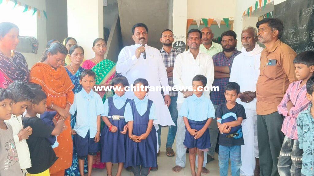 MPPS మంజ్రి పాఠశాలలో  విద్యార్థులకు యూనిఫామ్స్ పంపిణీ