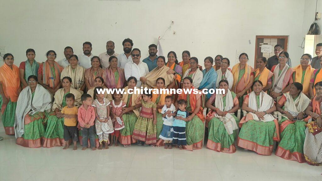 జైనథ్ లో అంగన్‌వాడీ టీచర్లకు సన్మానం