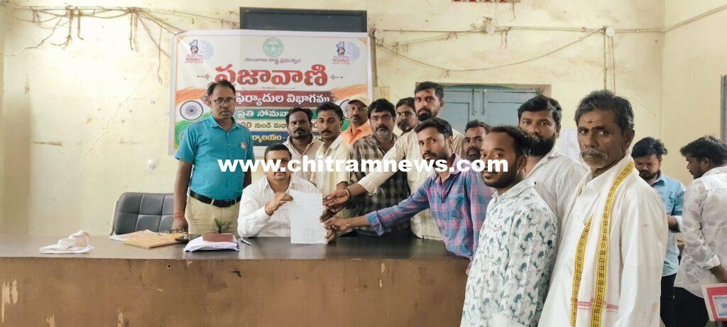 టీచర్ బదిలీ నిలిపివేయాలి: బేలలో తల్లిదండ్రుల ఆందోళన
